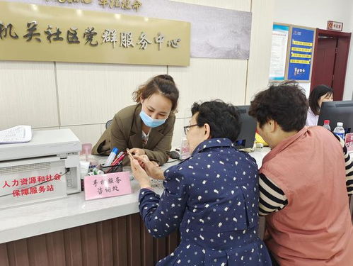 新浦街道機關社區開設手機服務咨詢臺，助力老年人跨越數字鴻溝